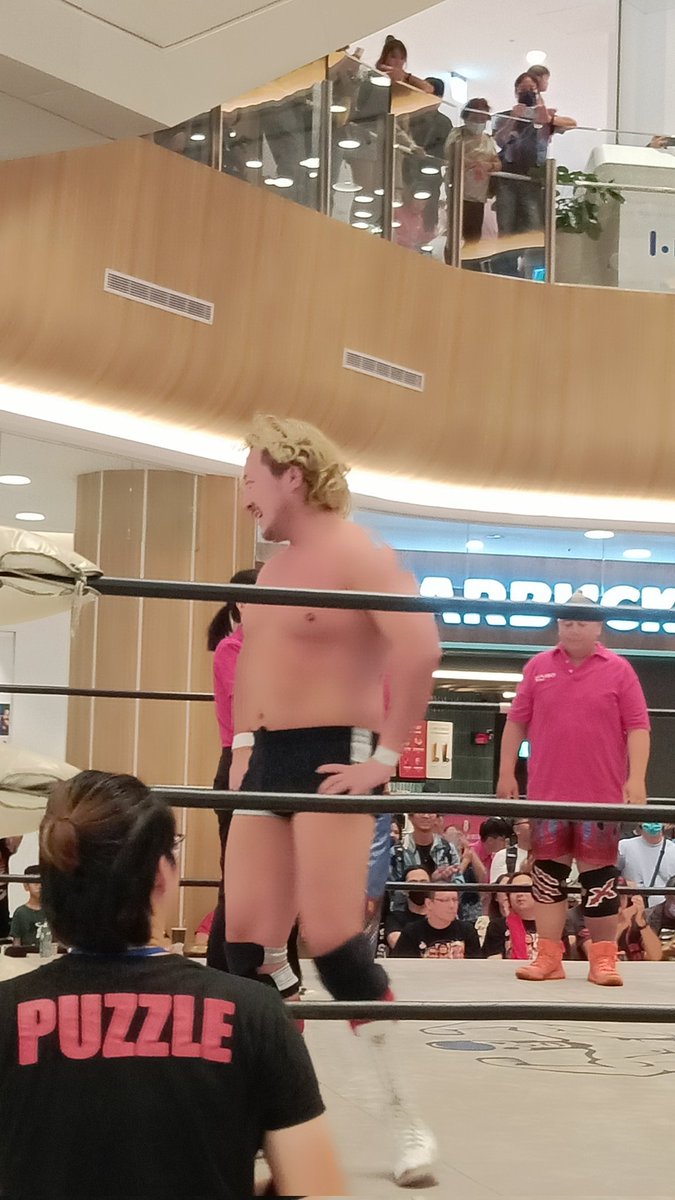 觀看第一次的摔角比賽，超級熱血，都想上去打一下了，哈哈