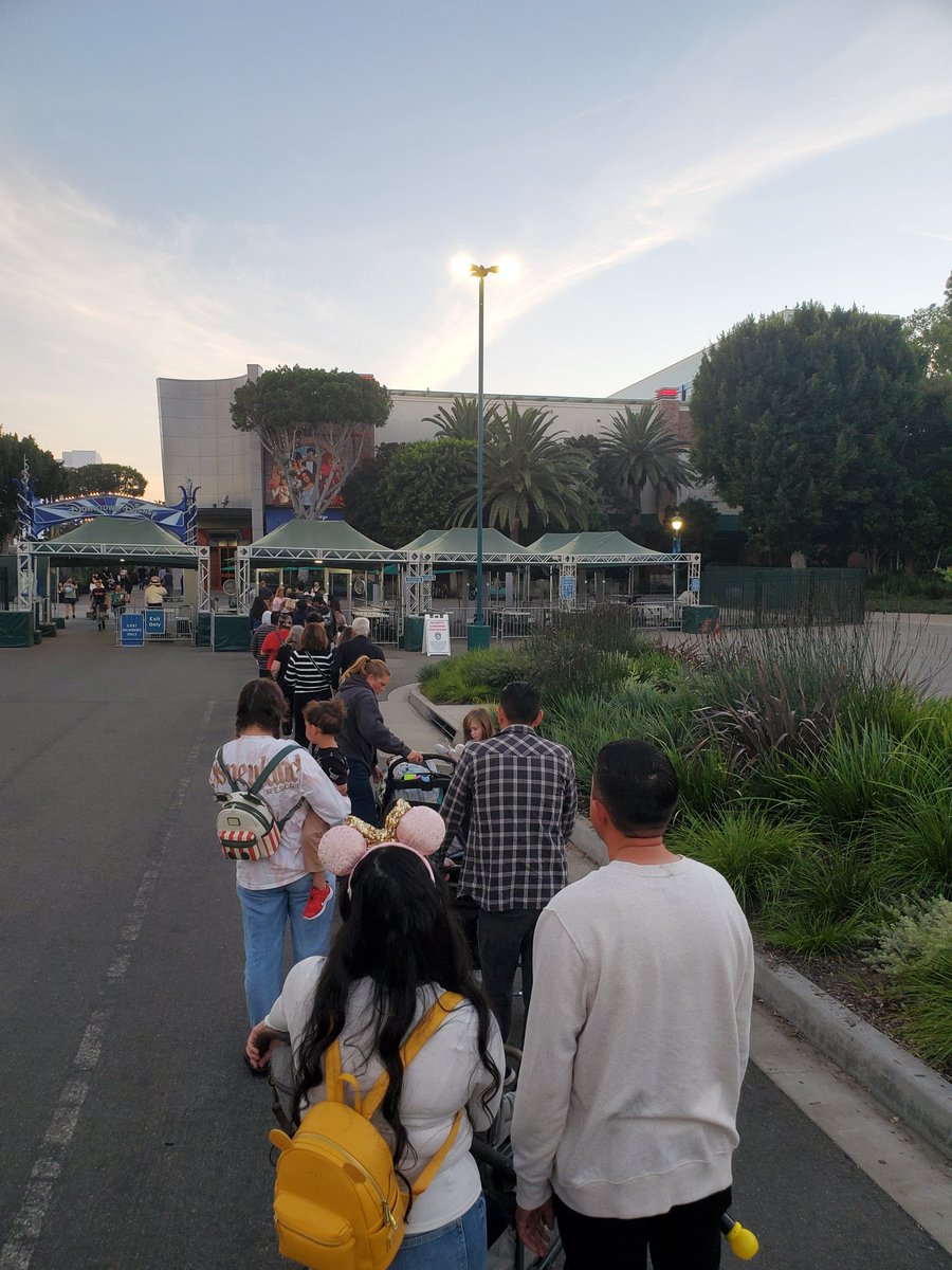 InfiniteQuery's tweet image. Why is there only ONE security line at the DTD entrance...again?? #Disneyland