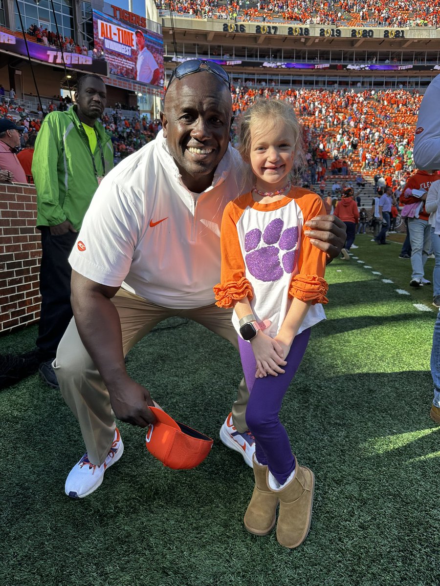 GARice20's tweet photo. Thanks @CoachEason1 for taking a few seconds. Great win today. #bestisthestandard!!!! https://t.co/fLbe204Kv0