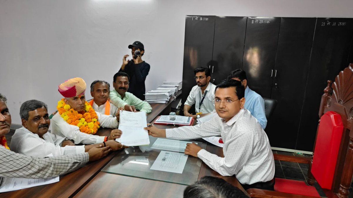 Vinod_palri's tweet photo. रेवदर भाजपा प्रत्याशी श्री जगसीराम कोली ने आज प्रचंड जन समर्थन के साथ नामांकन भरा l
!! जय भाजपा तय भाजपा !!
!! जय भाजपा विजय भाजपा !!  
!! राजस्थान में आ रही है प्रचण्ड बहुमत की भाजपा सरकार !!
@BJP4Rajasthan @tarunchughbjp @cpjoshiBJP @VijayaRahatkar @chshekharbjp 
@bjp_sirohi https://t.co/GZFnB83Y3n