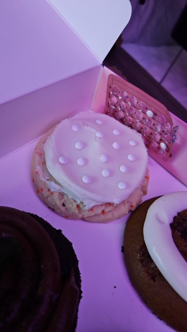 yummy estrogen cookie 🤤 https://t.co/gWhRX46QFn