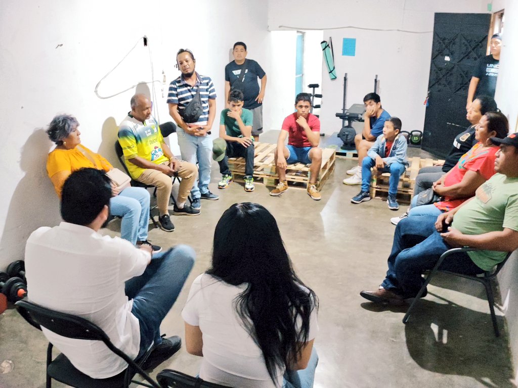 BrianMijangos86's tweet photo. Me encuentro con el selectivo Francisco I. Madero, que representará a Salina Cruz en el próximo torneo regional.

Platicamos de los retos de nuestro Puerto en materia de deportes y la necesidad de brindarle mejores oportunidades a nuestra jóvenes.

#SalinaCruzEstaParaCosasGrandes https://t.co/I1Vs5YVMz7