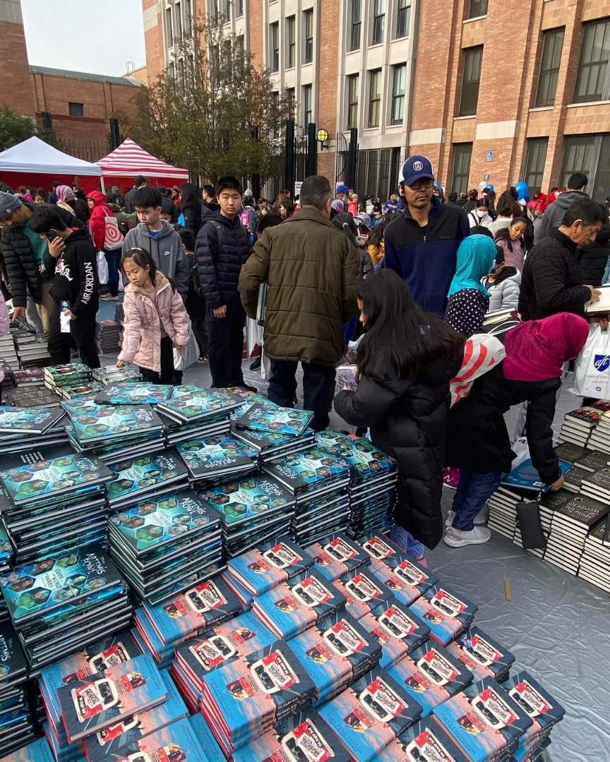 Great @AFTunion First Book event @ps7queens in Elmhurst! @UFT members and @NYC_District24 school communities came together to celebrate literacy. 40,000 free books for students and educators. #realsolutionsforkids #d24strong @UFTUnity