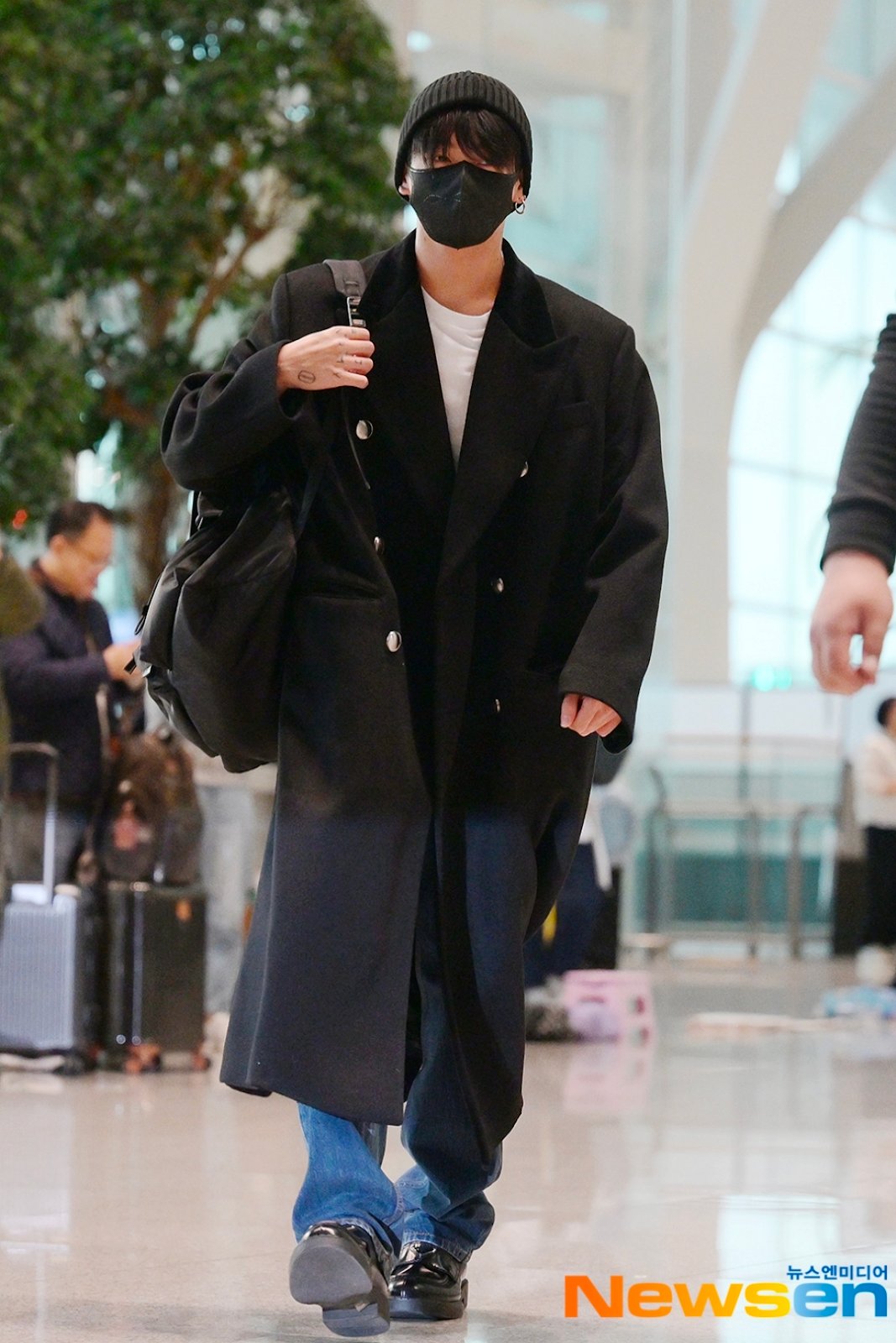 pannchoa on X BTS Jungkook looks cozy in long coat on his way to New York https t m8LnhlhnDL https t Lq9eDTb8ar X