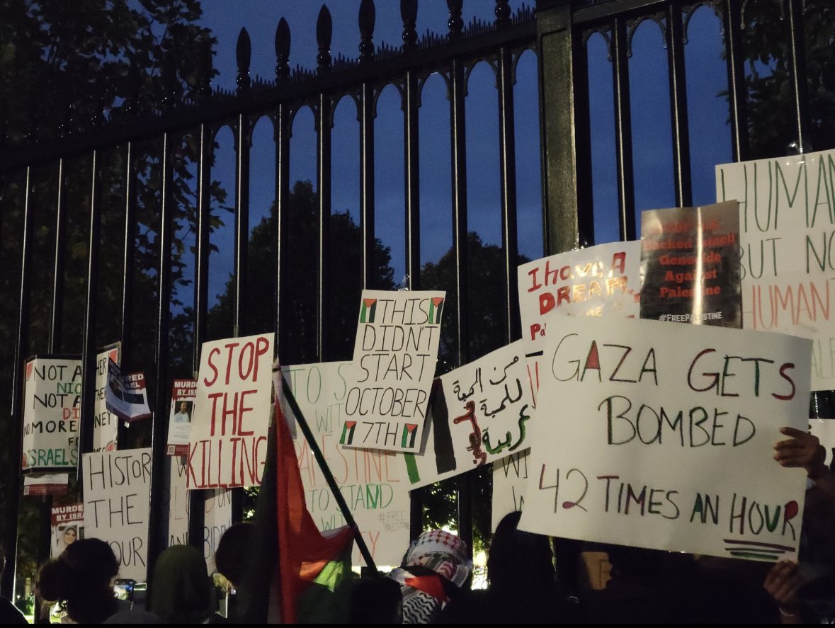Oli London (@olilondontv) on Twitter photo Angry mob of Palestinian protesters, made up of mostly Muslims chanting “Allahu Akbar”, surround the White House fence.
Some have attempted to scale the gates, others have hurled projectiles at Secret Service.
📸 <a href="/stevennelson10/">Steven Nelson</a> Angry mob of Palestinian protesters, made up of mostly Muslims chanting “Allahu Akbar”, surround the White House fence.
Some have attempted to scale the gates, others have hurled projectiles at Secret Service.
📸 <a href="/stevennelson10/">Steven Nelson</a>