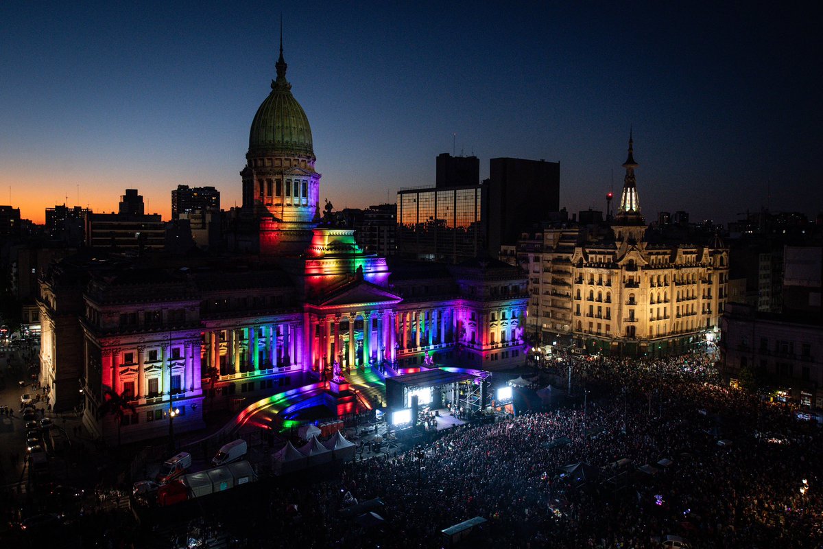 El Congreso iluminado con los colores de la bandera LGBTIQ+ #MarchaDelOrgullo  📸