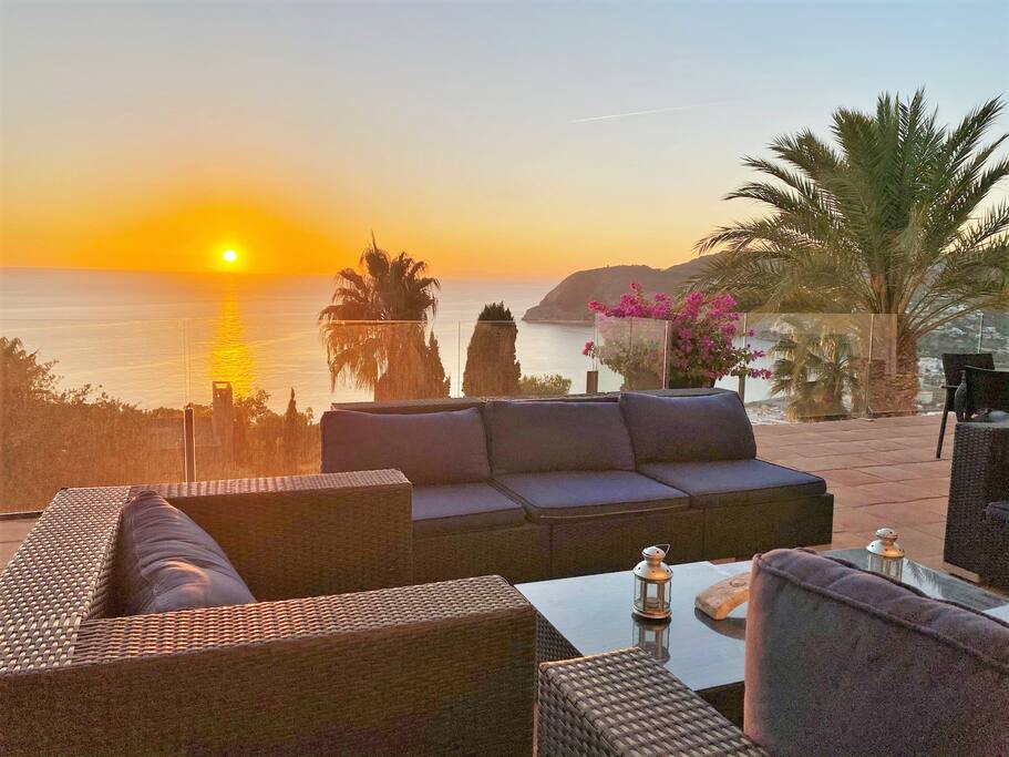 ruslibola's tweet photo. What is your dream? My dream is to find a beautiful place, open my eyes to see the sunrise and sunset every day, and feel the sound and air brought by the sea. https://t.co/i7QOegoZDA