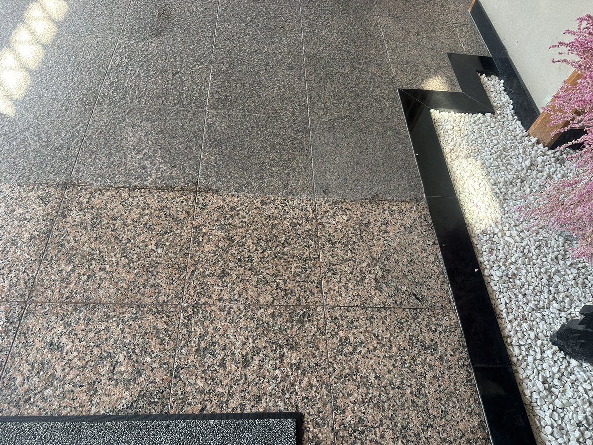 SPA_CLEANBASE's tweet photo. エントランス床のデモ施工写真
ここまでクッキリと差が出てしまいました‥。
もう少し範囲を絞れば良かったです💦
すみません！！ https://t.co/zREnLe5LIw