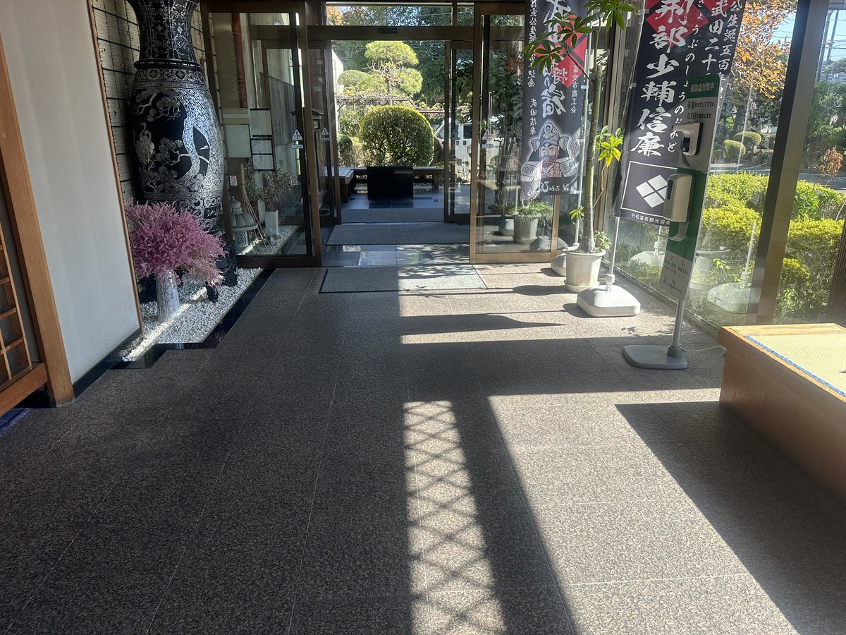 SPA_CLEANBASE's tweet photo. エントランス床のデモ施工写真
ここまでクッキリと差が出てしまいました‥。
もう少し範囲を絞れば良かったです💦
すみません！！ https://t.co/zREnLe5LIw
