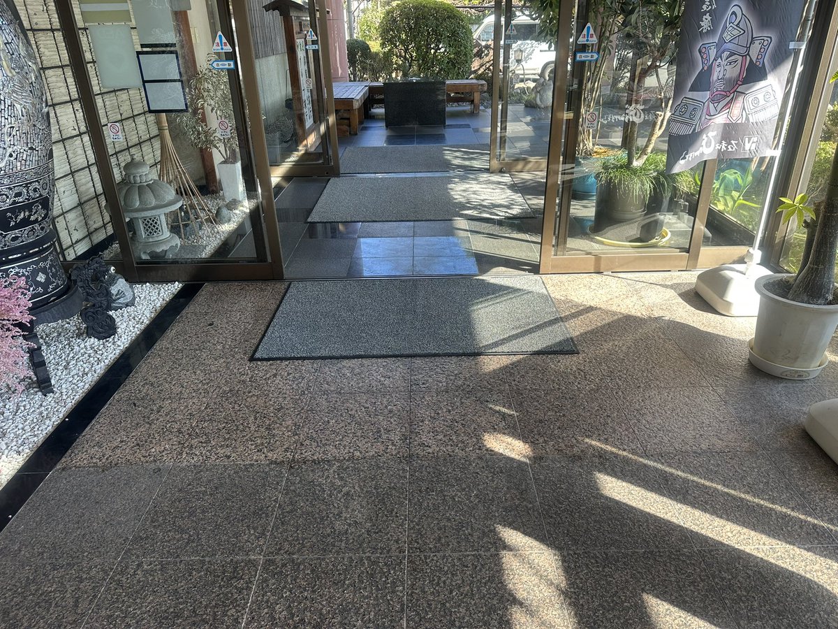 SPA_CLEANBASE's tweet photo. エントランス床のデモ施工写真
ここまでクッキリと差が出てしまいました‥。
もう少し範囲を絞れば良かったです💦
すみません！！ https://t.co/zREnLe5LIw