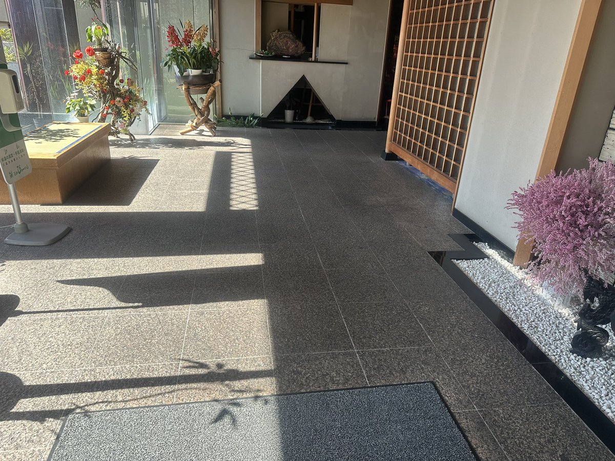 SPA_CLEANBASE's tweet photo. エントランス床のデモ施工写真
ここまでクッキリと差が出てしまいました‥。
もう少し範囲を絞れば良かったです💦
すみません！！ https://t.co/zREnLe5LIw