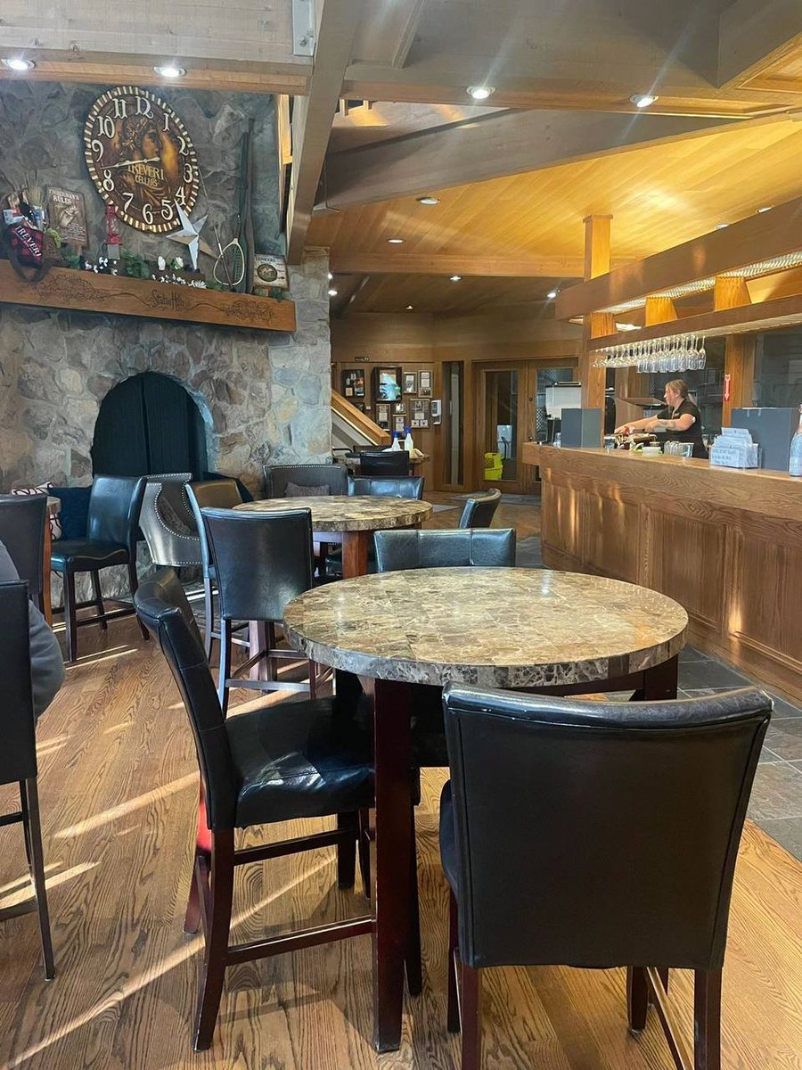 chic_tweeting's tweet photo. Discover the beauty of Yakima Valley at Treveri Cellars, where the vineyards stretch as far as the eye can see. 🌳🍇 https://t.co/sWYeWvU7zp