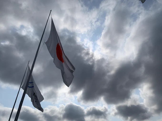 一度このビッグフラッグの真下に来てみたかったおはようございます散歩中((((=゜ω゜) 