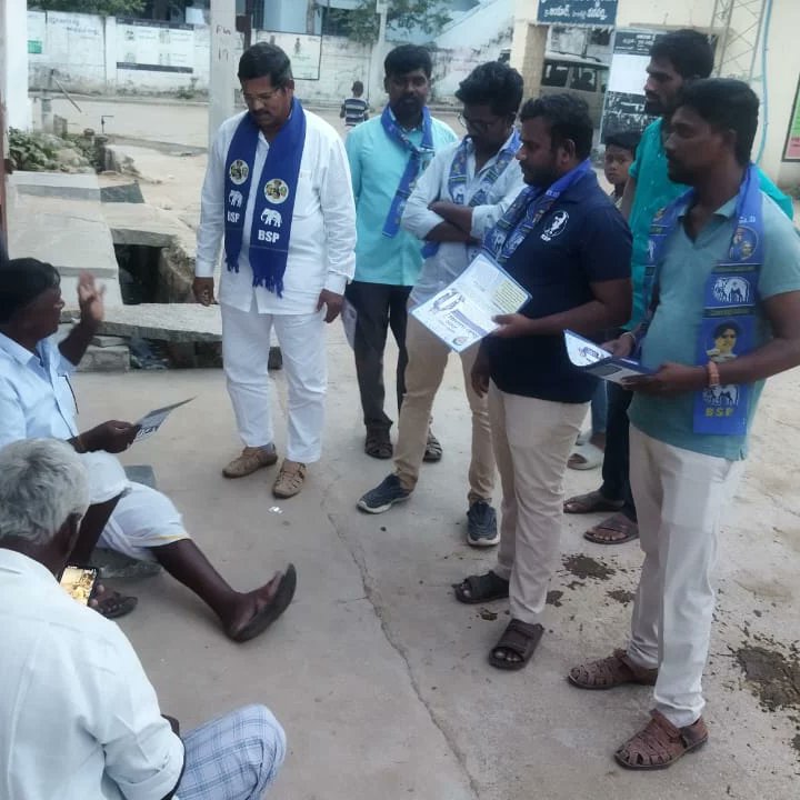 GaddamMaheshGM's tweet photo. వనపర్తి నియోజకవర్గం,వనపర్తి మండలం, అంకుర్ గ్రామంలో ఇంటింటా ప్రచారం నిర్వహించిన BSP ఎమ్మెల్యే అభ్యర్థి చెన్న రాములు ముదిరాజ్ గారు 99 శాతం ఉన్న బహుజనులకే పట్టం కట్టాలని ప్రజలను అభ్యర్థించారు ఈ కార్యక్రమంలో జిల్లా ఆర్గనైజింగ్ సెక్రెటరీ గడ్డం మహేష్,   మరియు మండల నాయకులు పాల్గొన్నారు. https://t.co/tVtKReB4qr