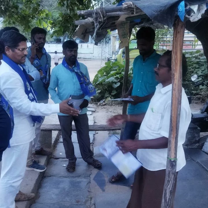 GaddamMaheshGM's tweet photo. వనపర్తి నియోజకవర్గం,వనపర్తి మండలం, అంకుర్ గ్రామంలో ఇంటింటా ప్రచారం నిర్వహించిన BSP ఎమ్మెల్యే అభ్యర్థి చెన్న రాములు ముదిరాజ్ గారు 99 శాతం ఉన్న బహుజనులకే పట్టం కట్టాలని ప్రజలను అభ్యర్థించారు ఈ కార్యక్రమంలో జిల్లా ఆర్గనైజింగ్ సెక్రెటరీ గడ్డం మహేష్,   మరియు మండల నాయకులు పాల్గొన్నారు. https://t.co/tVtKReB4qr