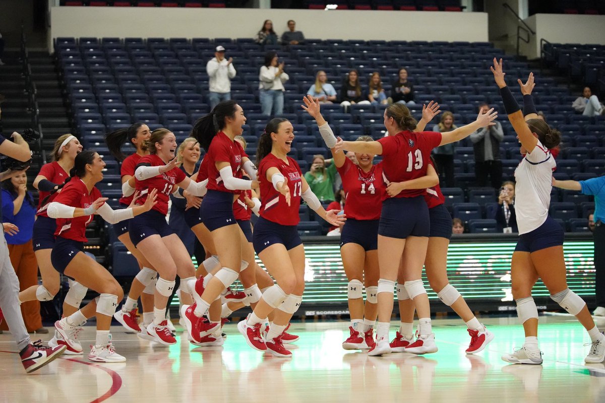 BelmontVB's tweet photo. Reverse sweep AND Senior Day! Vibes are 🆙 https://t.co/DpHJHnbanY