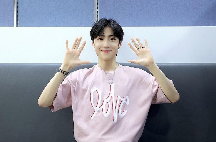 ⠀⠀=͟͟͞͞🪼𝐕i𝐕i's 𝐃aily 비타민!

hoy tuve la oportunidad de subirme al stage con un cover de @keroppisland ♡ robé 𝔗ake 𝔜ou 𝔥ome de la carpeta de canciones sin lanzar de mi alter-ego y la traje en el tan esperado formato de cover para ustedes, ¡espero que lo disfrutaran!