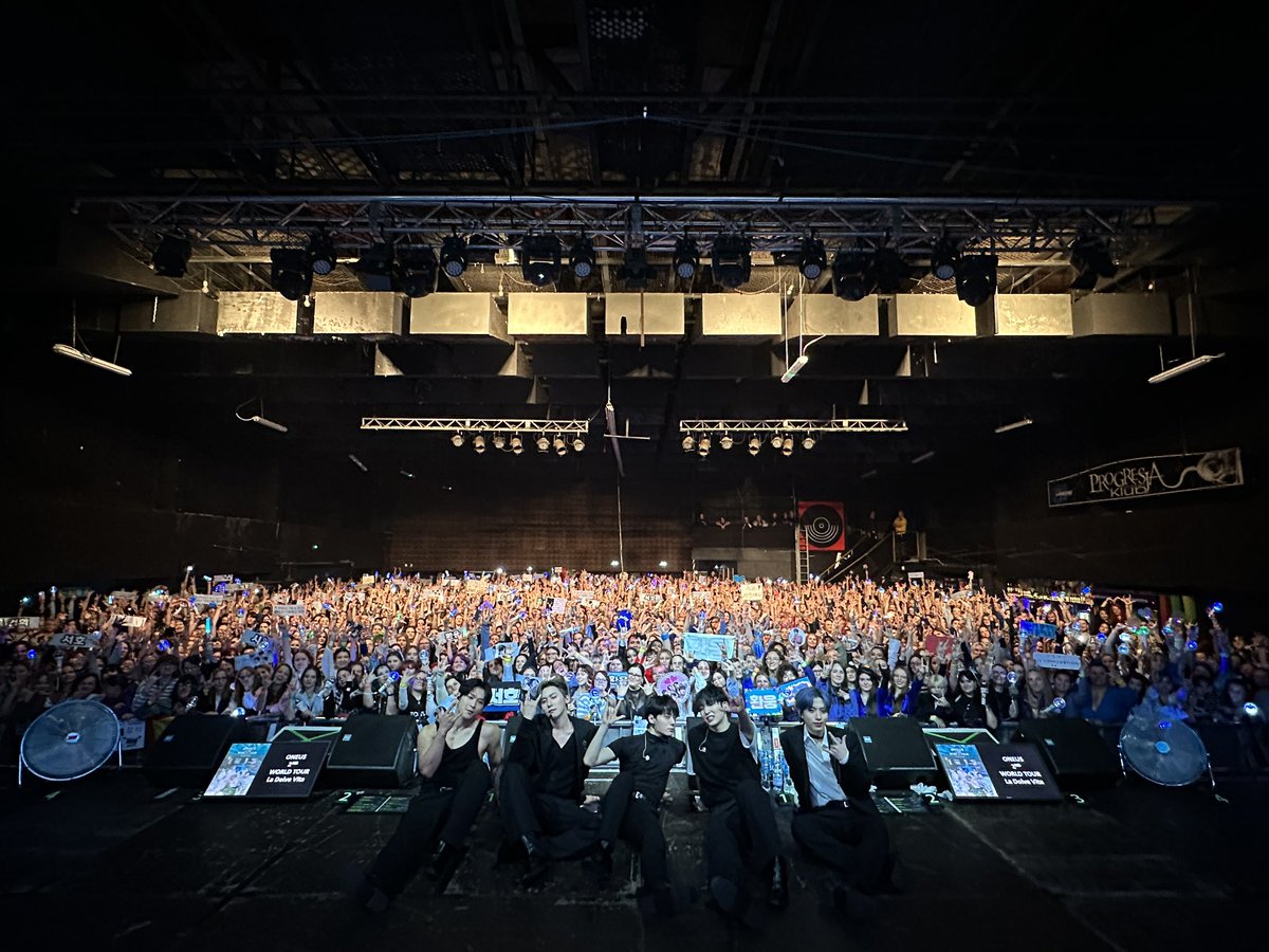 official_ONEUS's tweet photo. [#원어스]

💙 ONEUS 2ND WORLD TOUR 
[La Dolce Vita] in WARSAW 💙
 
투문과 함께여서 원어스는 또 한 번
살아있음을 느껴..🩷 
바르샤바 투문🌙 오늘도 공연장을
큰 함성으로 가득 채워주셔서 감사합니다❤️‍🔥

With TOMOON, ONEUS feels alive..🩷
WARSAW TOMOON🌙
Thank you for filling the concert with loud cheers❤️‍🔥

#ONEUS #La_Dolce_Vita 
#ONEUSWorldTour #2ndWorldTour 
#ONEUSinWARSAW