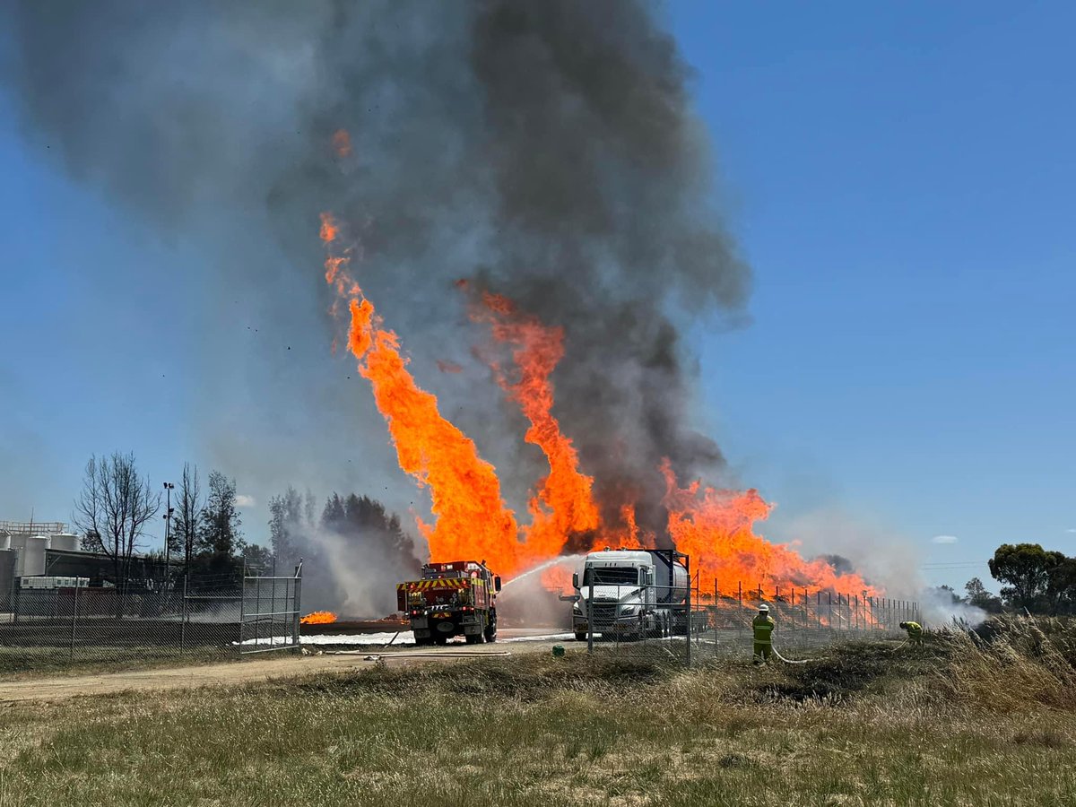 #RFS firefighters, assisted by FRNSW, are working to contain a structure fire on Hillside Road, Moama (Murray River LGA). No immediate threat to other properties in the area, however Hillside Road remains closed at this time. 📷: Mathoura Rural Fire Brigade.