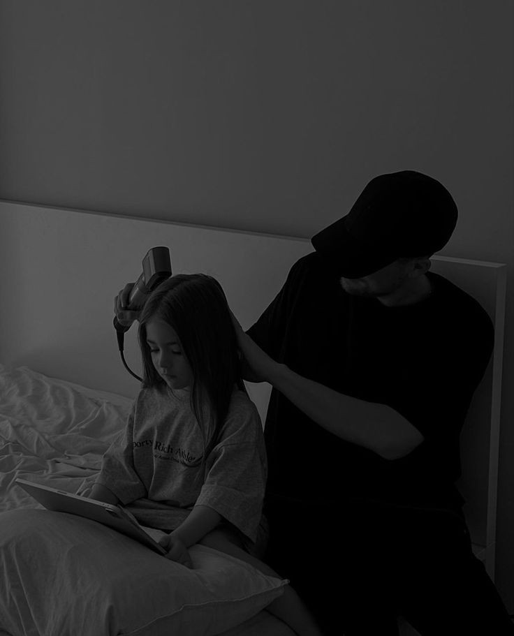 Feliz cumpleaños a la princesa que me enseñó a ser papá. La luz de mis ojos. Tenerte como hija es lo mejor que me a pasado en la vida. Te amo con mi vida y siempre lo haré. Si estoy aún acá es gracias a ti mi princesa. Tu sonrisa me arregla mil problemas.