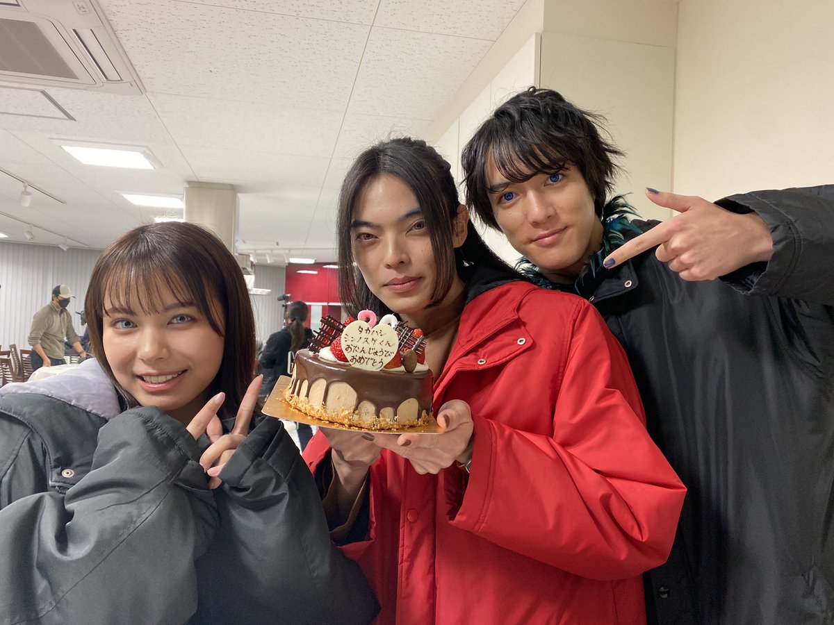 shinnosuke_tkhs's tweet photo. 暴太郎戦隊ドンブラザーズVS 暴太郎戦隊ドンブリーズ
楽しんでいただけましたか？☺️
そしてドンブリーズの撮影時
誕生日でお祝いしてもらいました🥰𝑩𝑰𝑮 𝑳𝑶𝑽𝑬💕
2度目の誕生日を迎えれて嬉しい！
みんなは、そそくさと残った丼ぶりを食べに行きました https://t.co/0KTVHggXjy