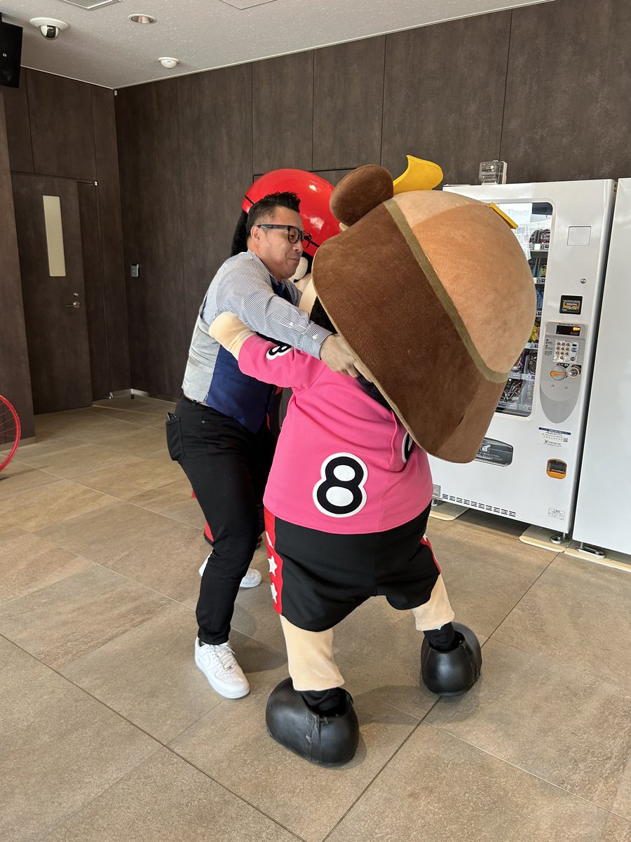 futurebirds5178's tweet image. 新たな遺恨、勃発⁉️⁉️🤣
#加藤慎平
#ホープ君
#ガッツ玉ちゃん
#玉野競輪場