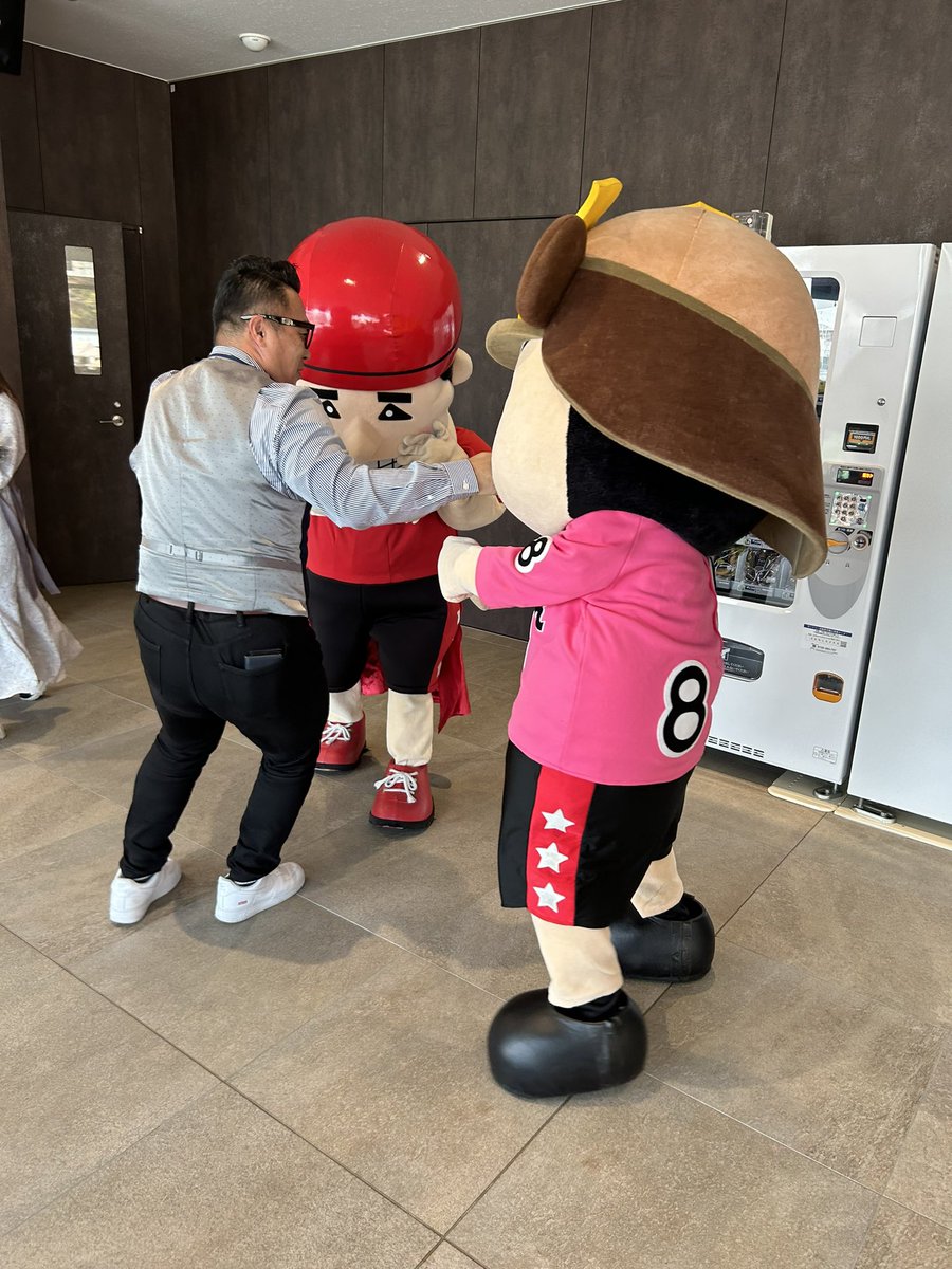 futurebirds5178's tweet image. 新たな遺恨、勃発⁉️⁉️🤣
#加藤慎平
#ホープ君
#ガッツ玉ちゃん
#玉野競輪場