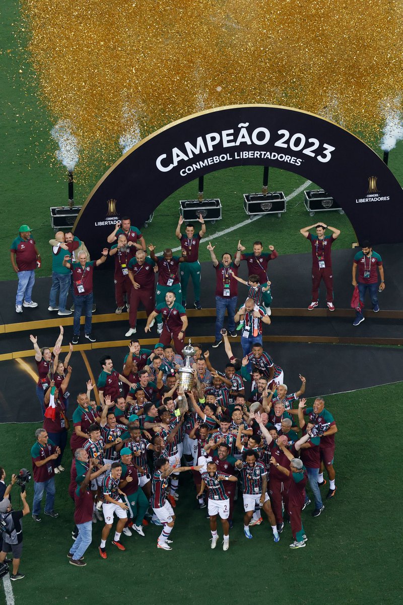 FluminenseFC's tweet photo. CAMPEÕES DA AMÉRICA! NÓS TEMOS A #GLORIAETERNA! #VAMOSTRICOLORES https://t.co/O3PEgaTNJJ