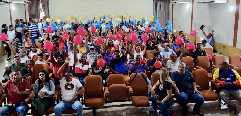 SoyPsuvBarinas's tweet photo. #EnFotos 📸 | En Sabaneta, municipio Alberto Arvelo Torrealba, fue instalado y juramentado el Comando de Campaña Municipal Venezuela Toda, rumbo al referéndum consultivo de este #3Dic donde todos votaremos Sí ¡Porque el Esequibo es de Venezuela!

#5VecesSíPorMiEsequibo https://t.co/CZfCDzIfQH