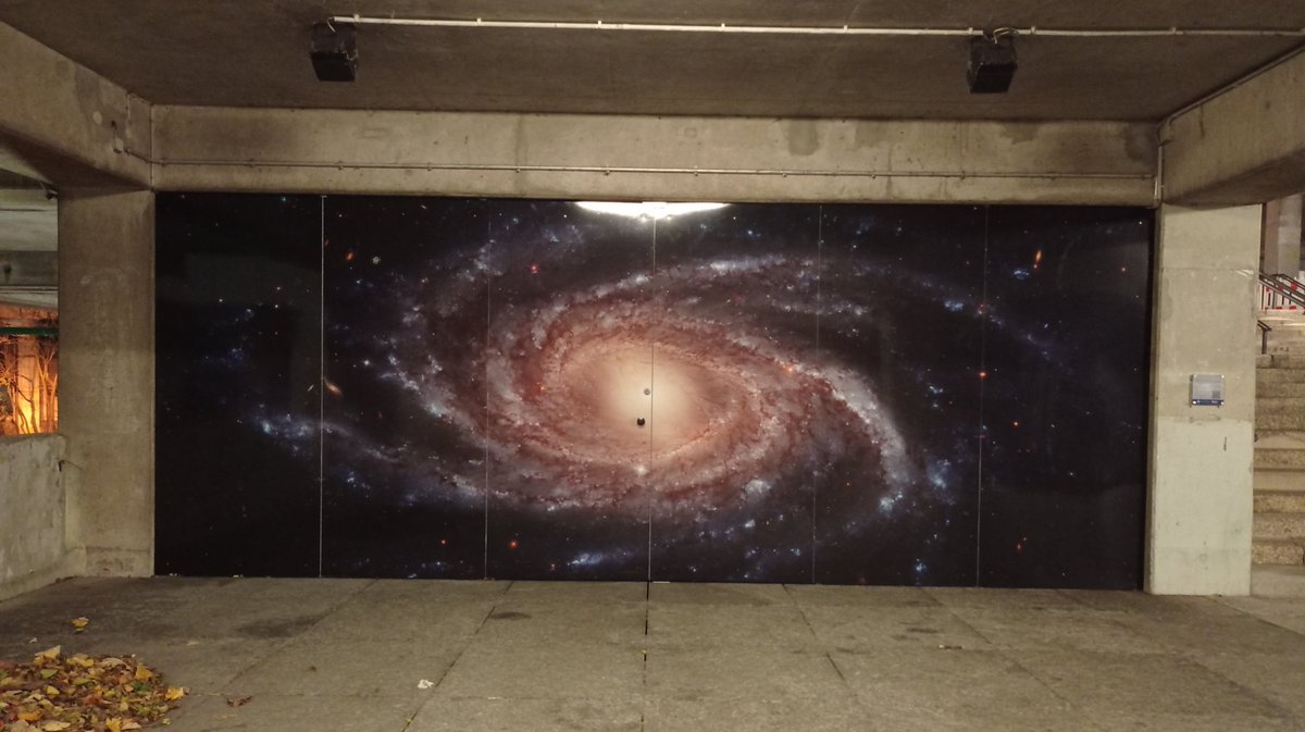 Eine 'Entdeckung' am Rande der BoHeTa: Bochums fraglos größte Galaxie, ein mehrere Quadratmeter großes Bild von NGC 2336 auf dem Campus der RUB (aufgehängt aus Anlass des Wissenschaftsjahres 2023 'Unser Universum') - mehr dazu in physik.ruhr-uni-bochum.de/galaxie-ngc-23…