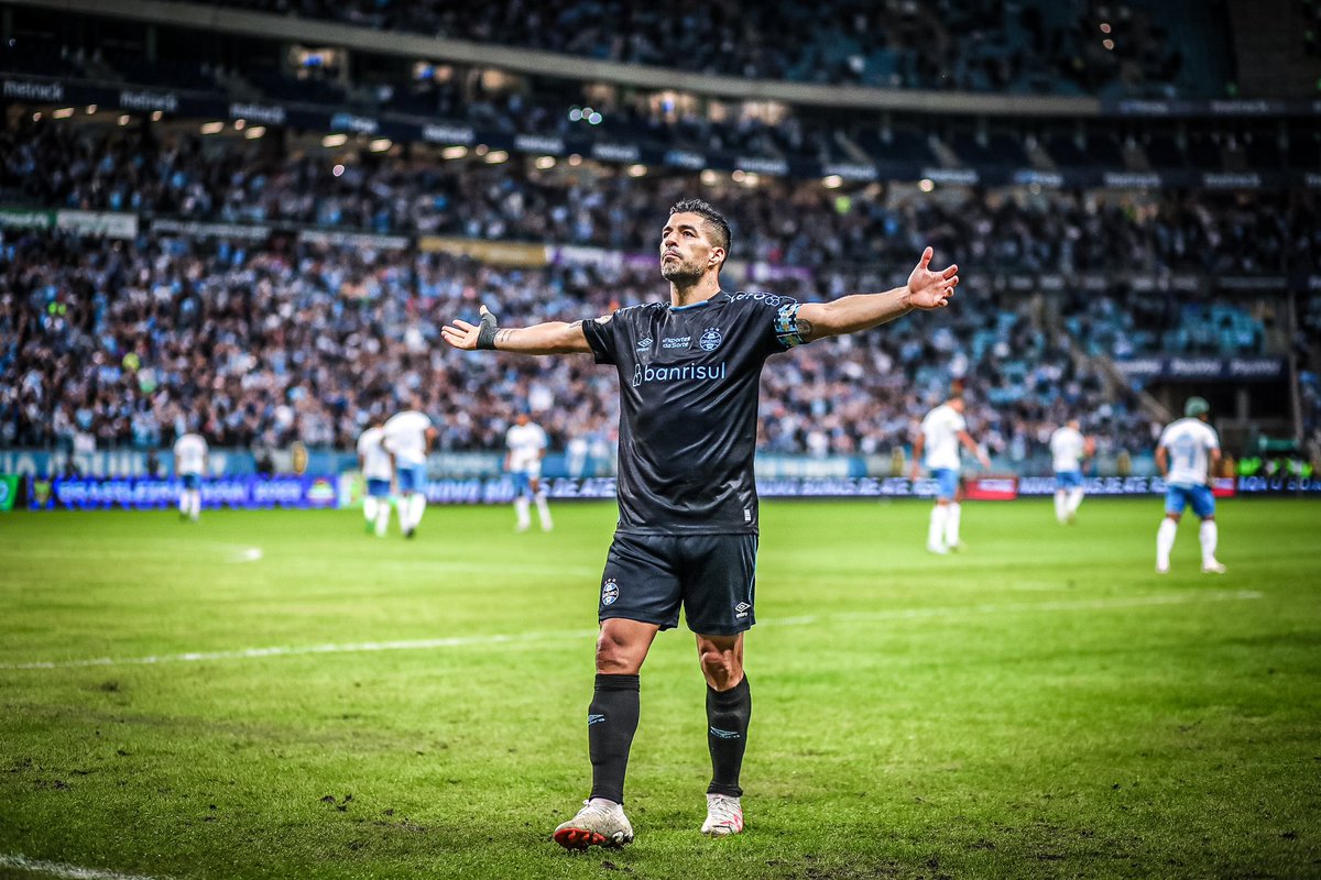 LuisSuarez9's tweet photo. Un +3 más y seguimos hasta el FINAL, todos juntos! 👊🏼

Equipo y torcida 🇪🇪 https://t.co/UM16CZoovy