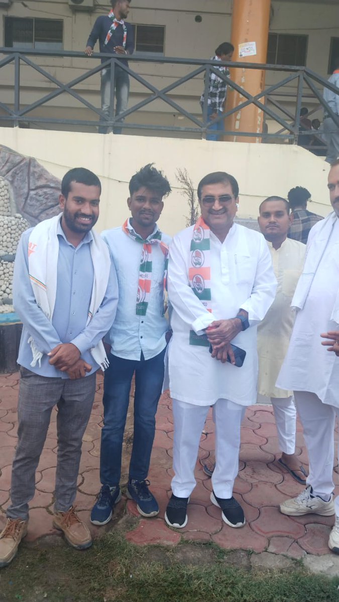 नरसिंहगढ़ विधानसभा से कांग्रेस प्रत्याशी श्री गिरीश भंडारी जी के चुनाव प्रचार के लिए संगठन की महत्वपूर्ण मीटिंग मैं नरसिंहगढ़ पधारे पूर्व मुख्यमंत्री राज्यसभा सांसद श्री दिग्विजय सिंह जी राजा साहब  
<a href="/digvijaya_28/">Digvijaya Singh</a>
<a href="/JVSinghINC/">Jaivardhan Singh</a> 
<a href="/Girishbhandari_/">Girish Bhandari</a>