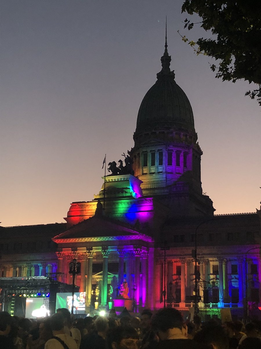 Todavía me acuerdo del cagazo q sentí cuando empecé a salir del closet. Pasaron + de 20 años y lo único q sé es q no quiero q ningún pibx vuelva a sentir ese miedo. Por eso y por muchas cosas + no quiero fachos ni violentos gobernando este país hermoso. Feliz día para todxs ❤️🏳️‍🌈
