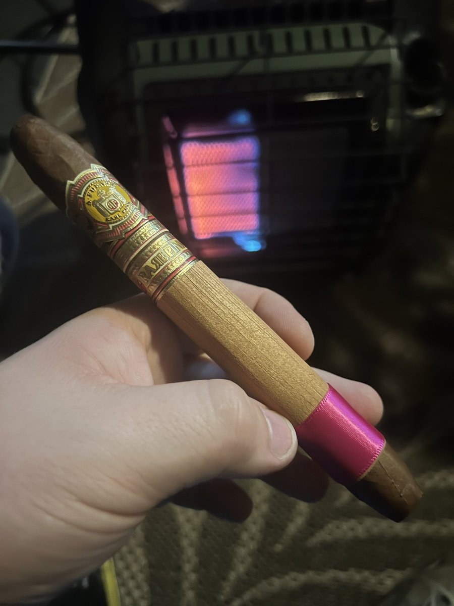 Chzconey's tweet photo. Just sitting here on a chilly Saturday evening enjoying a Rare Pink Sophisticated Hooker by @AFuenteCigars. @SeattleCigars https://t.co/oaQhIdIWe9