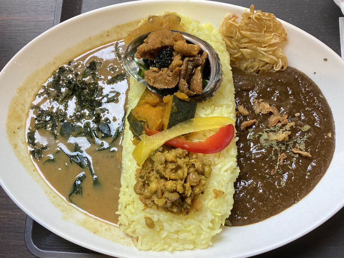 o_k_m_t_b's tweet photo. 本日最終日の宿つばカレーです。
何度でも言う。
ここが私のアナザースカイ！
めがったYO！
また逢う日まで！
#宿屋つばき
#スパイシーカレー専門店
#煮ウニのウミノカレー
#スパイシーカレー
#2辛
#あいがけ
#めがったYO
#浅虫温泉 
#ASMSONSN
#復活希望
#また逢う日まで https://t.co/IU2DX799dg