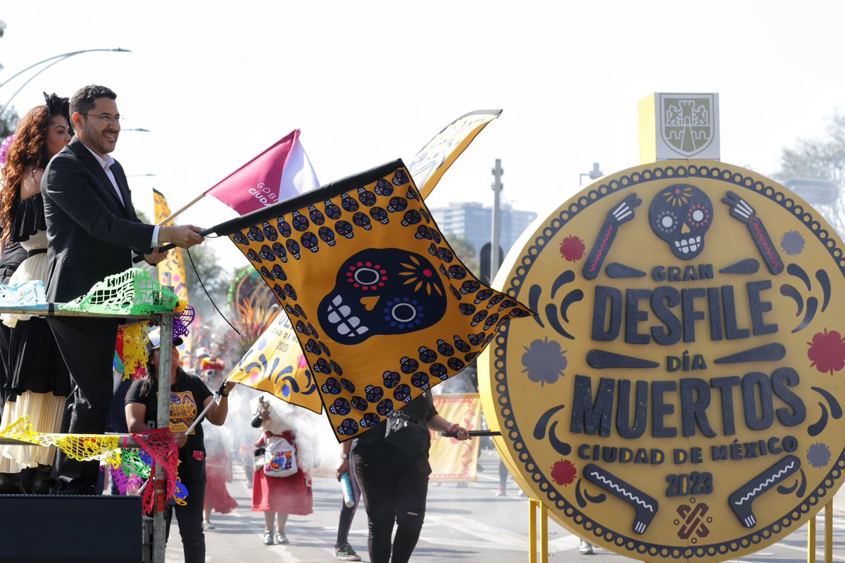 OfeliaAngulo_'s tweet image. Acompañamos al #JefeDeGobierno, @martibatres, a la inauguración del Gran Desfile de Día de Muertos #CiudadDeMéxico 2023, esta celebración es la más representativa de nuestro país y fortalece nuestra identidad cultural. 1/3

#ColorTradiciónYMemoria
#GobiernoConAcentoSocial