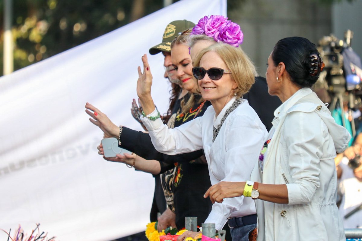 OfeliaAngulo_'s tweet image. Acompañamos al #JefeDeGobierno, @martibatres, a la inauguración del Gran Desfile de Día de Muertos #CiudadDeMéxico 2023, esta celebración es la más representativa de nuestro país y fortalece nuestra identidad cultural. 1/3

#ColorTradiciónYMemoria
#GobiernoConAcentoSocial