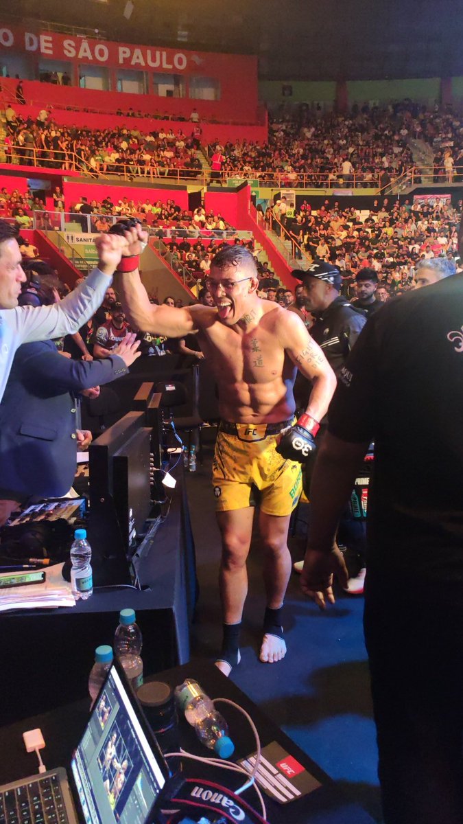 leandroxgs's tweet photo. Caio Borralho segue sem perder no UFC e subindo de degrau em degrau no peso-médio. Depois da luta o brasileiro desafiou Dricus Du Plessis, número 2 do ranking. O que vocês acharam disso? Perdeu a mão ou tinha que mirar alto assim mesmo? #UFCSaoPaulo #UFCSP #UFBR #MMA https://t.co/jSOlFuEQrL