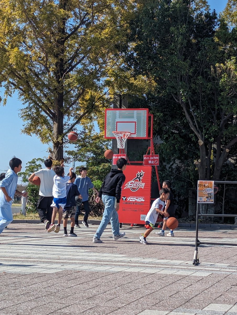 Yuto_m_3's tweet photo. エヴェッサの屋外ゴールがパワーアップして復活

子どもたちが楽しそう https://t.co/3jUWqCRGCG