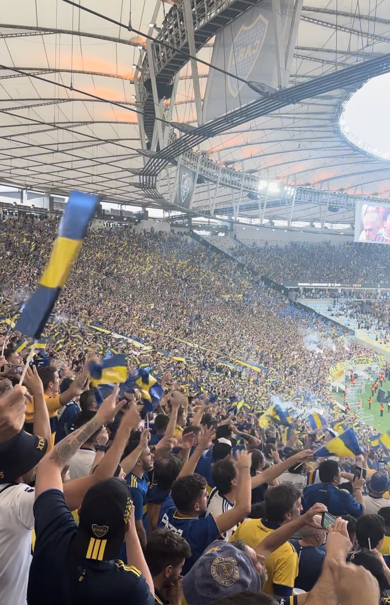LucasBeltramo's tweet photo. A uno y cada uno de los 30.000 hinchas que llenaron de azul y oro el Maracaná, a los 2.000 que la vergonzosa Policía brasileña no dejó entrar con QR en mano y a los que siguieron el partido desde el Sambódromo, las playas o un barcito carioca: GRACIAS.

Voy a la cancha con regularidad desde los 11 años, cuando mi viejo me llevaba a la segunda bandeja que da a Casa Amarilla. No recuerdo un partido en el que se haya alentado con la intensidad, la masividad y la constancia que se alentó hoy al equipo. Fue conmovedor en serio. Esta hinchada se merecía ser campeón.