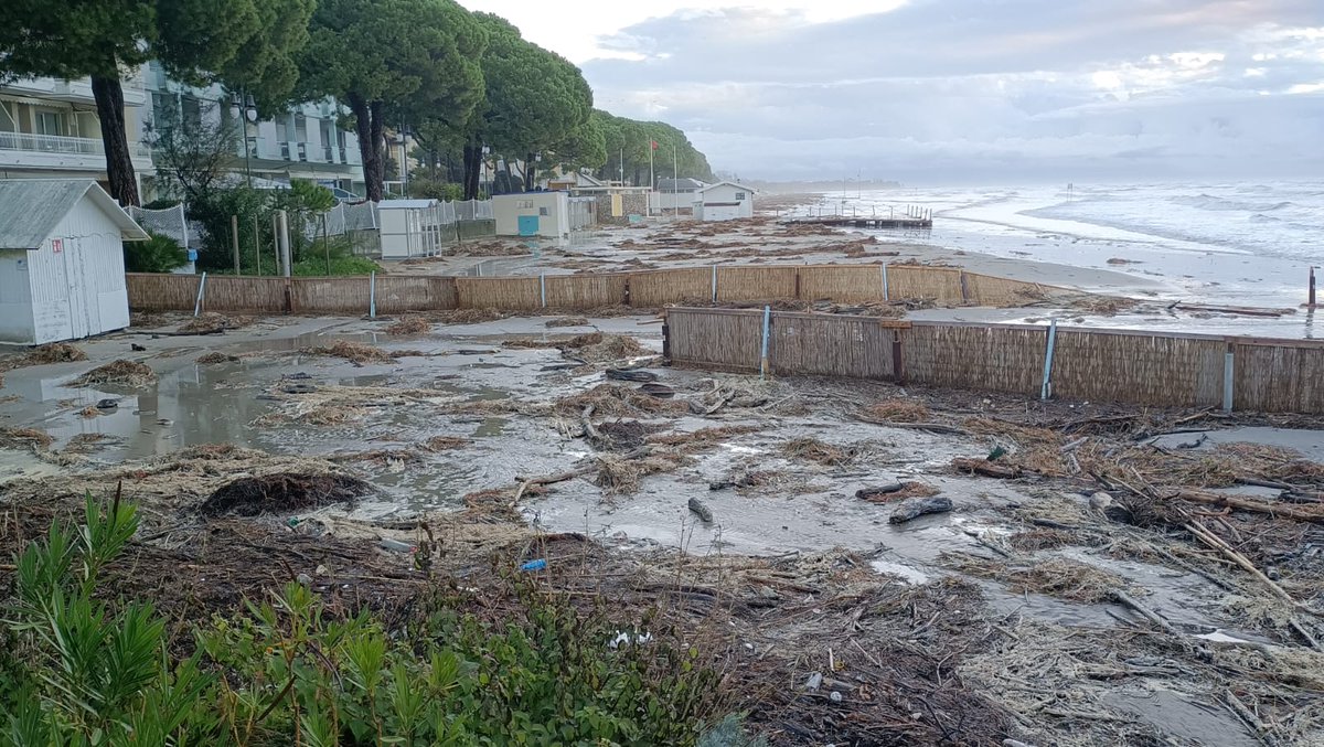 #isola di #GRADO #island - Stanotte e stamattina non è mancato proprio nulla: acqua alta con chiusura del centro e mareggiata - chiusa al momento la translagunare per Belvedere - foto Gianluigi e Protezione Civile - @mariacr28250504 @giorgiobigi1 @marina52182 @SuttoraM @CMarc17