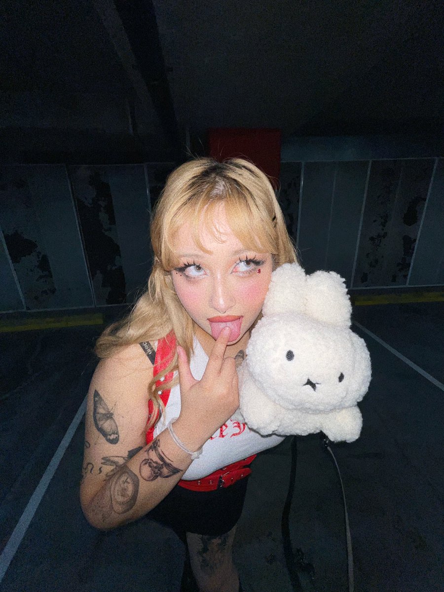 sparklinttrash's tweet photo. You see me in your garage ,,, what do u do 🤪 https://t.co/UKjxWtIOzn