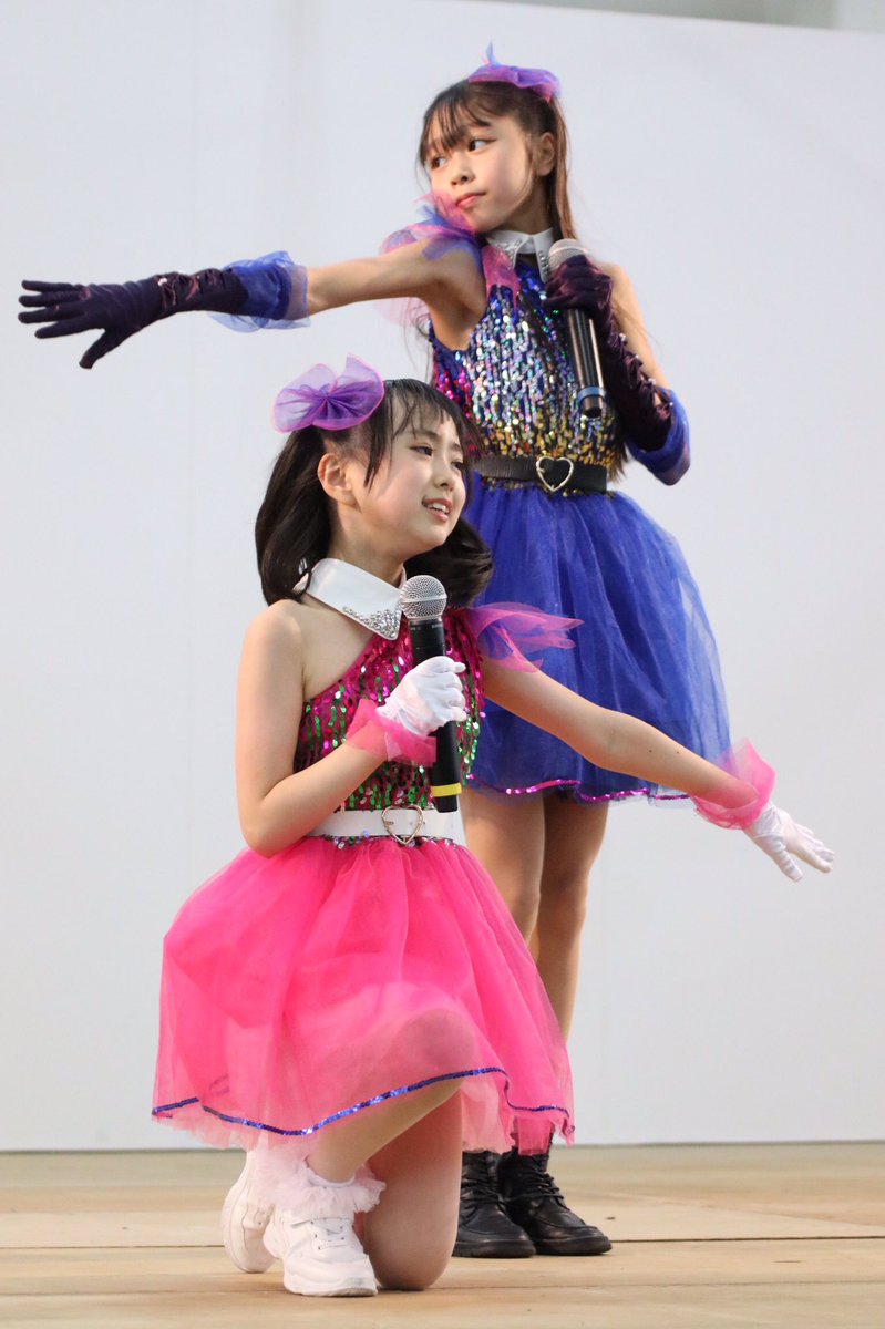 akihiro3776's tweet photo. ひろしまバスまつりにて、Dreaming Lightsの二人。すごく綺麗ですね。
#バスまつり
#アクターズスクール広島
#めいさ　#あかり
#DreamLights https://t.co/5L9Q7ts6Ec