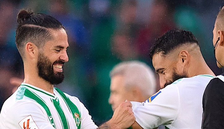 El q sale del campo y da la bienvenida lleva en el club 3 meses, el q entra y es recibido con el brazalete, 4 años. Isco vuelve a sentirse querido en un club,Fekir vuelve feliz d una lesión.
Caras d complicidad reflejo d la familia q Pellegrini tiene en el vestuario.
Buen domingo