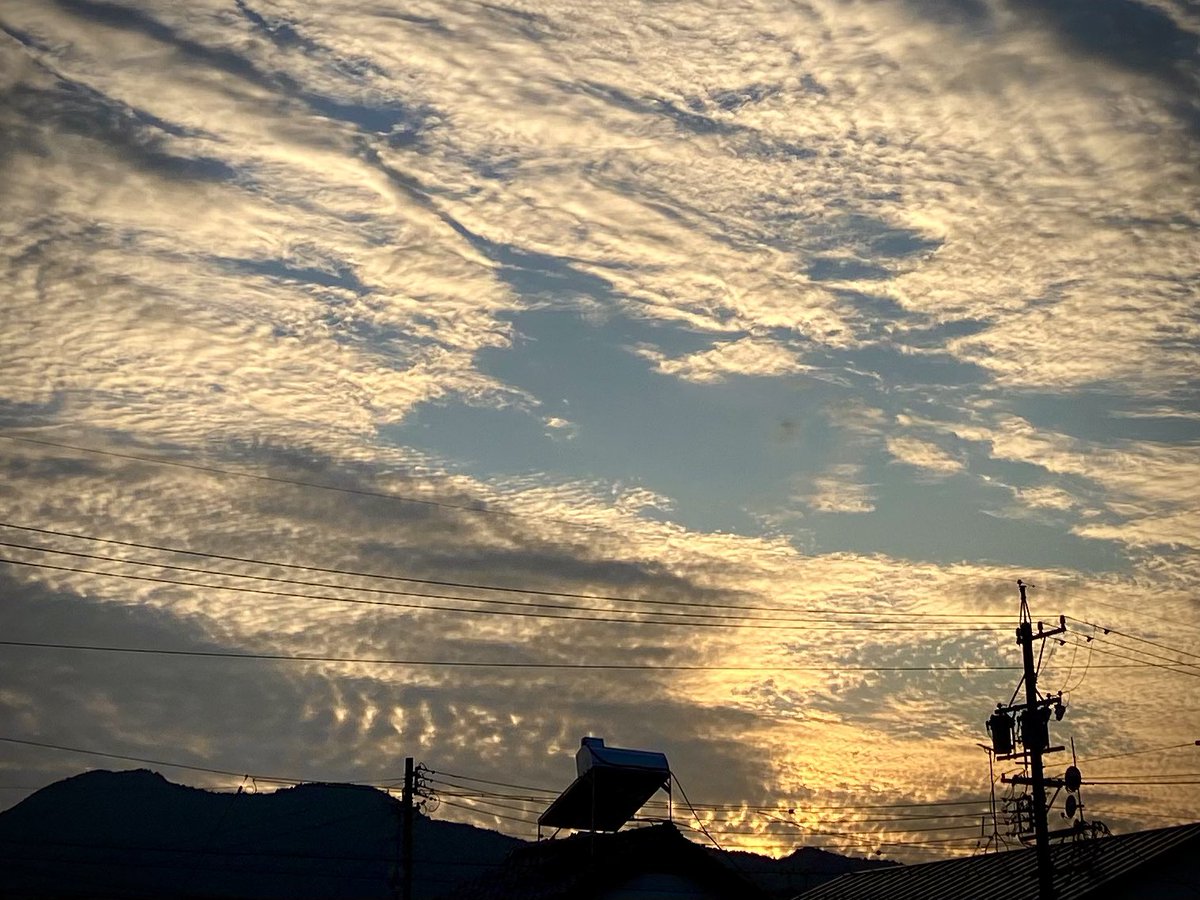 Labca4's tweet photo. 日が暮れるのが
早くなりましたね。
夕焼けの雲がいい感じです☺️

#夕焼け #イマソラ #いまそら https://t.co/oIDkUY1mfB