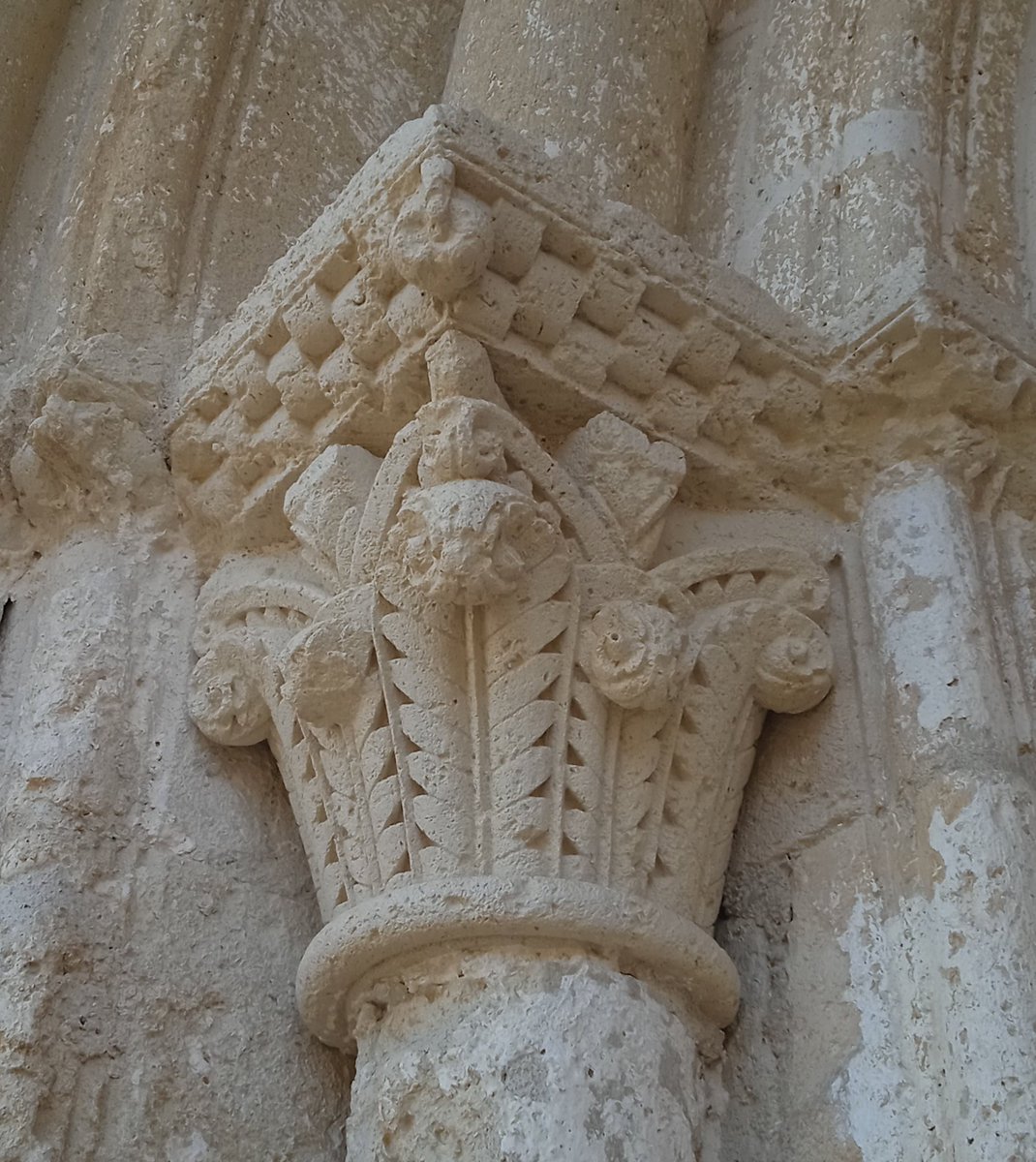 Dpujado77's tweet photo. #Capitell
#Patrimoni
#Romànic
#SantMartíSarroca
#Penedès
Tercer dels 6 de la portalada de l'esglèsia de Santa María. https://t.co/UAQVss3nnl