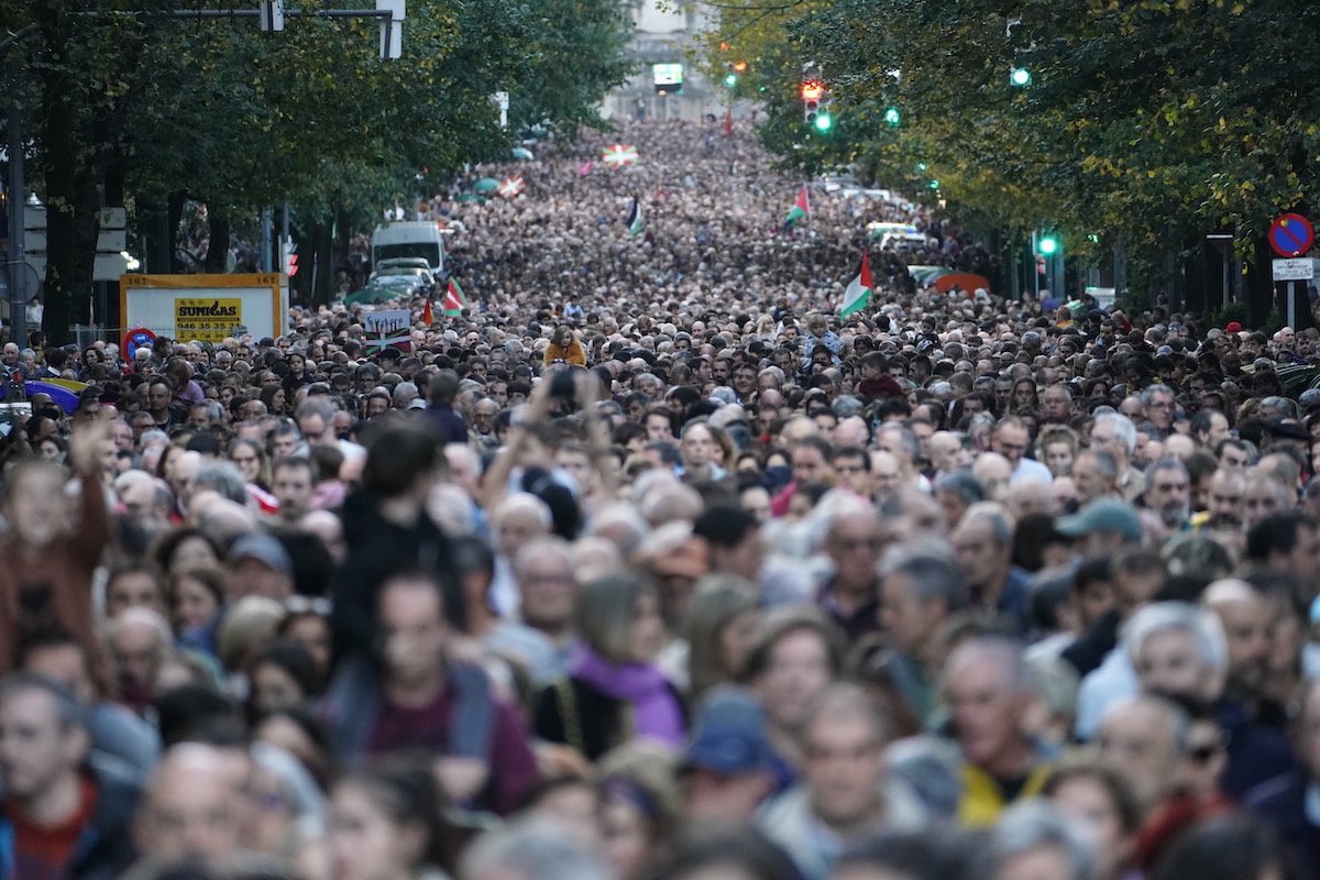 maia_jon's tweet photo. Balio dezala atzoko agerraldiak egunerokoan txikia,  ezkutatua, gutxietsia ikusten duguna izan daitekela handia, indartsua eta zabala sinisteko. Balio dezala egun bateko loreak udaberria izan gaitezkela sinisteko. https://t.co/4ZYsGJ5ndq