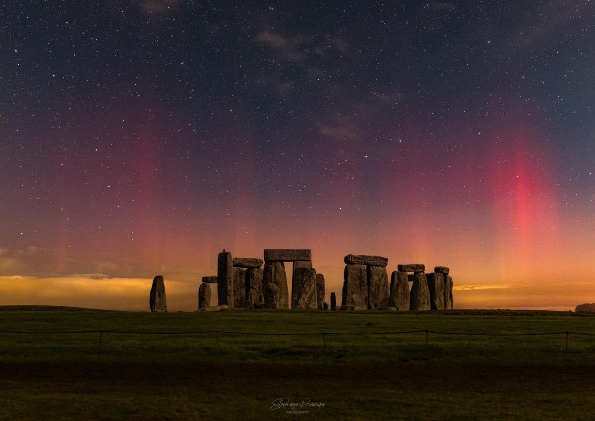 ST0NEHENGE's tweet image. Northern Lights over Stonehenge last night 😍✨
#aurora #auroraborealis #northernlights #stonehenge
Photo credit Stonehenge Dronescapes on FB 👏👏👏