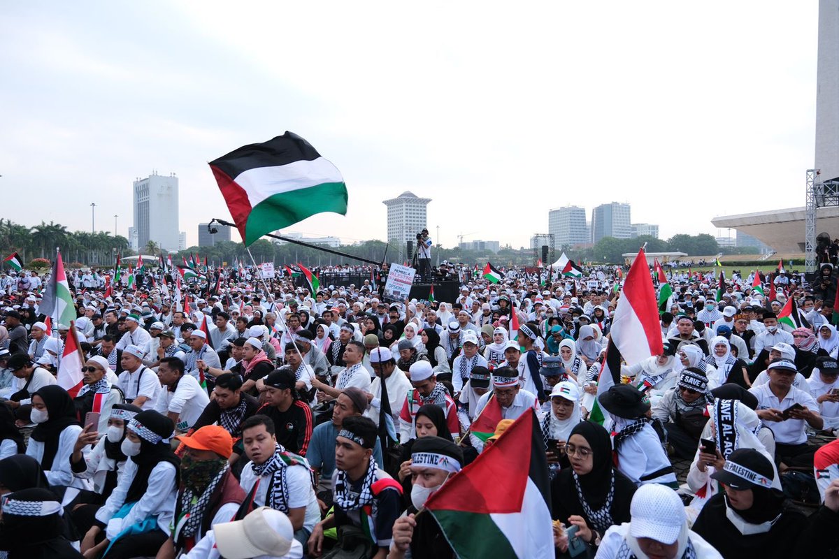 Pagi ini, di Monas (05/11) menjadi bagian dari Aksi Akbar Aliansi Rakyat Indonesia Bela Palestina Saya tegaskan sekali lagi dukungan Indonesia terhadap perjuangan bangsa #Palestina.