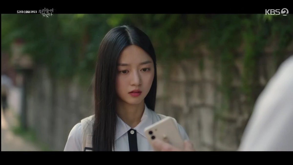 Look at kangeun's phone wallpaper. i guess she likes hyeonsoo tho. 

#김현수 #KimHyeonSoo #AnyoneAnywhere #우리들이있었다